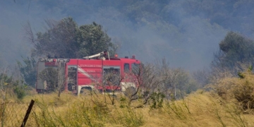 Πυρκαγιά σε χαμηλή βλάστηση στο πρανές της λεωφόρου Σχιστού στο Πέραμα