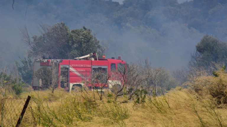 Πυρκαγιά σε χαμηλή βλάστηση στο πρανές της λεωφόρου Σχιστού στο Πέραμα