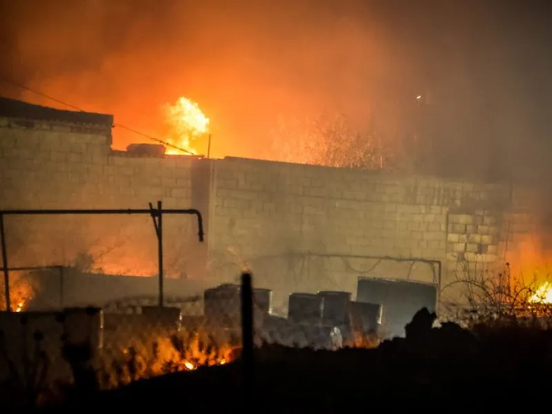 Μάχη με τις φλόγες δίπλα σε σπίτια στο Ωραιόκαστρο