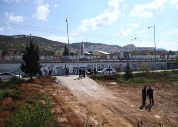 Πυρκαγιά τα ξημερώματα στο πρώην στρατόπεδο Καρατάσιου στη Θεσσαλονίκη - Τέθηκε άμεσα υπό πλήρη έλεγχο