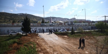 Πυρκαγιά τα ξημερώματα στο πρώην στρατόπεδο Καρατάσιου στη Θεσσαλονίκη - Τέθηκε άμεσα υπό πλήρη έλεγχο