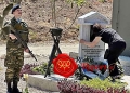 Ραφαήλ Γαλυφιανάκης: Ράγισαν καρδιές στη Ρόδο – Η μητέρα του «λύγισε» μπροστά στο μνημείο