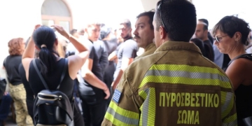 Ρέθυμνο: Βαθιά οδύνη στο τελευταίο «αντίο» στον 25χρονο πυροσβέστη - Εικόνες, βίντεο