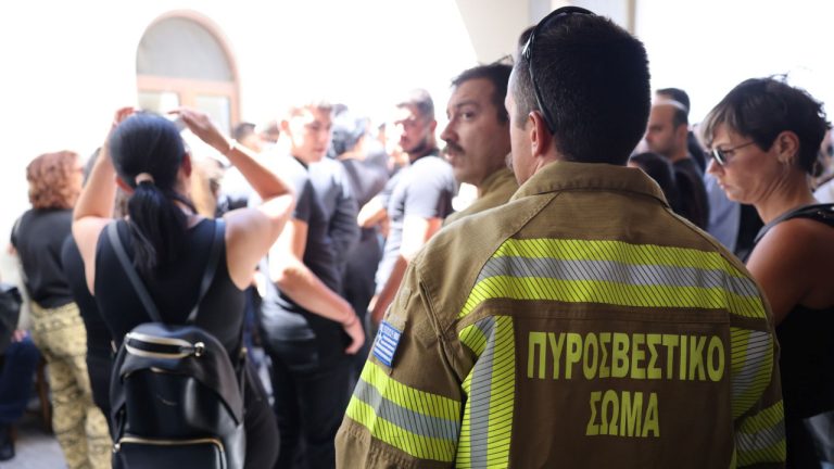 Ρέθυμνο: Βαθιά οδύνη στο τελευταίο «αντίο» στον 25χρονο πυροσβέστη - Εικόνες, βίντεο