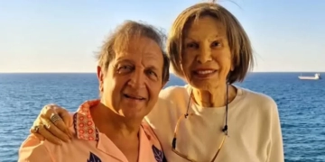 Ρίκα Διαλυνά και Σπύρος Μπιμπίλας στο Ηράκλειο με φόντο τη θάλασσα