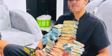 Ρόλεξ και στοίβες από ευρώ: Οι «μαϊμού» υπάλληλοι του ΔΕΔΔΗΕ έβγαζαν και φωτογραφίες από τις απάτες τους