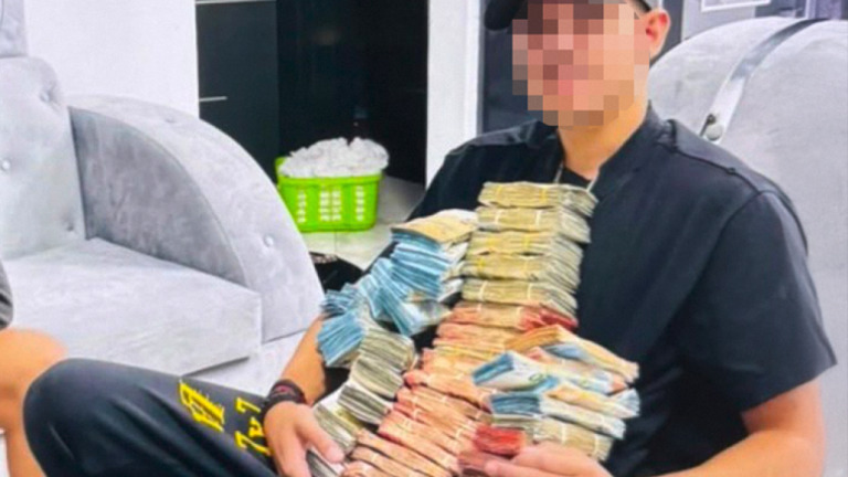 Ρόλεξ και στοίβες από ευρώ: Οι «μαϊμού» υπάλληλοι του ΔΕΔΔΗΕ έβγαζαν και φωτογραφίες από τις απάτες τους