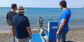 Σε λειτουργία η νέα ράμπα διευκόλυνσης πρόσβασης ΑμεΑ στην παραλία του Τσούτσουρα