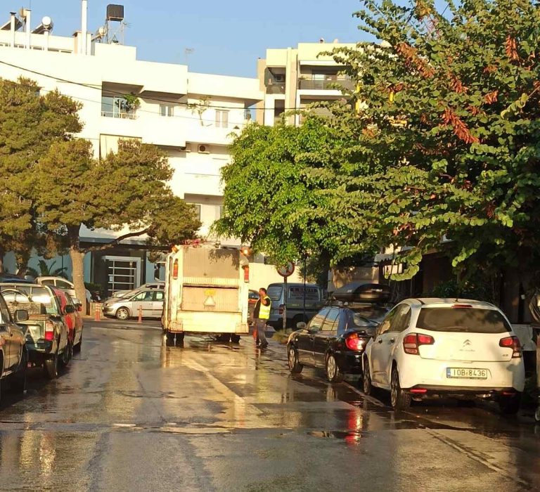 Σε πλήρη εξέλιξη το πλύσιμο δρόμων, πλατειών και κοινόχρηστων χώρων στον Δήμο Ηρακλείου