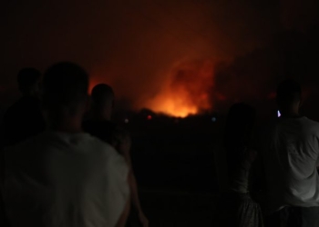 Σε βίντεο η στιγμή που ξεσπά η φωτιά στον Εύοσμο μετά από βραχυκύκλωμα σε καλώδια