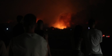 Σε βίντεο η στιγμή που ξεσπά η φωτιά στον Εύοσμο μετά από βραχυκύκλωμα σε καλώδια