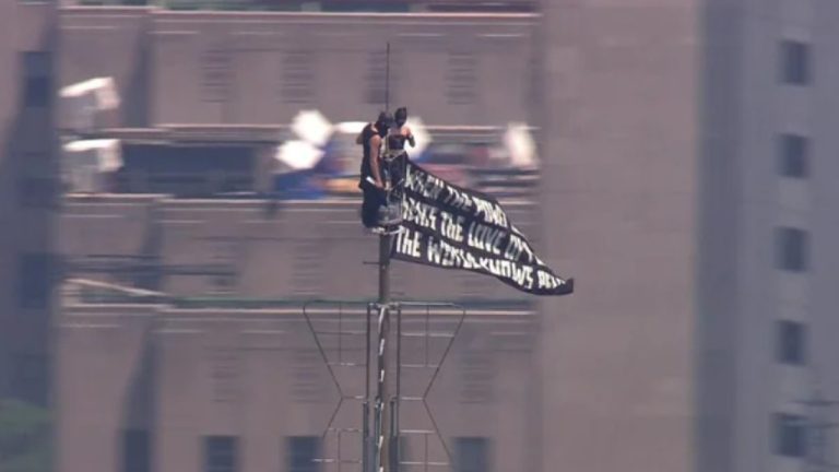 Σκαρφάλωσαν στην κορυφή του Empire State Building και ξεδίπλωσαν πανό... για την αγάπη - Δείτε βίντεο