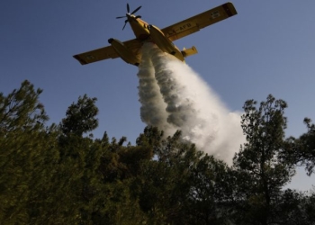 Σκοτείνιασε η Μυτιλήνη από τον καπνό, φωτιά σε δασική έκταση στις απέναντι τουρκικές ακτές