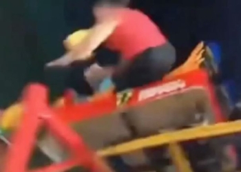 Σοκαριστικό ατύχημα σε λούνα παρκ στο Εκουαδόρ: Τουρίστρια εκσφενδονίστηκε από τρενάκι - Δείτε το βίντεο