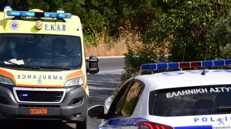 Σοβαρό τροχαίο στη Μεσαρά: Αυτοκίνητο έπεσε σε στύλο, εγκλωβίστηκε ο οδηγός
