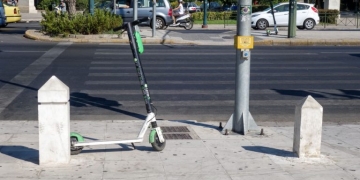 Σοβαρό τροχαίο στο Λουτράκι: IX παρέσυρε 16χρονο με ηλεκτρικό πατίνι