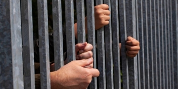Σπάτα: 3 άνδρες προκάλεσαν επεισόδιο στο Κέντρο Υγείας και τα έκαναν «γυαλιά-καρφιά» στα κρατητήρια του ΑΤ