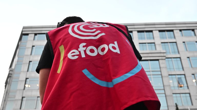 Στάση εργασίας των διανομέων της efood, την ώρα του τελικού του Μουντιάλ