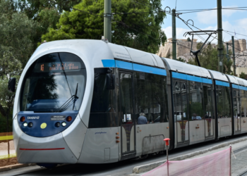 ΣΤΑΣΥ: Πειθαρχική διαδικασία για τον οδηγό τραμ που καταγράφηκε να καπνίζει εν ώρα εργασίας
