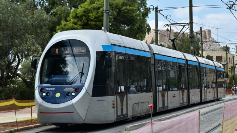 ΣΤΑΣΥ: Πειθαρχική διαδικασία για τον οδηγό τραμ που καταγράφηκε να καπνίζει εν ώρα εργασίας