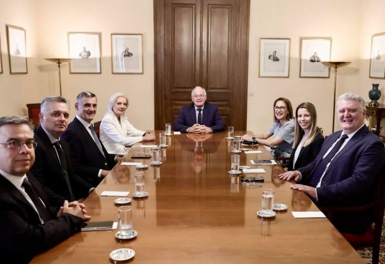 Στη συνάντηση με τον Κωνσταντίνο Τασούλα η Μαρία Κοζυράκη