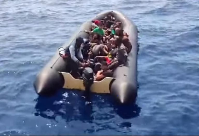 Στο λιμάνι της Γαύδου οι 35 μετανάστες που εντοπίστηκαν νότια του νησιού