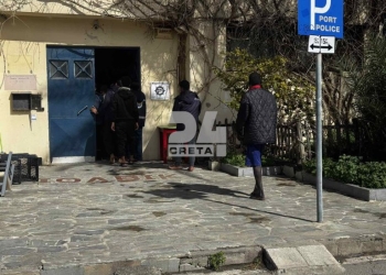 Στο λιμάνι του Ηράκλειου 38 μετανάστες που διασώθηκαν νότια της Κρήτης