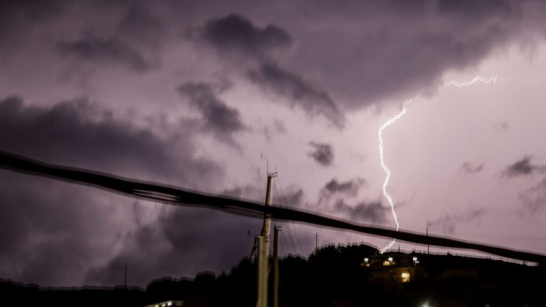 «Στο μάτι» της κακοκαιρίας η Μαγνησία: Φωτιά από κεραυνό, σφοδρή βροχόπτωση και πτώσεις δέντρων