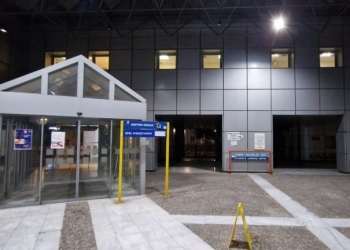 Στο Νοσοκομείο Βόλου 2 τραυματίες από την πτώση φορτηγού σε ρέμα στο Πήλιο