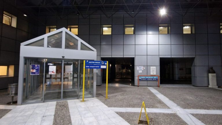 Στο Νοσοκομείο Βόλου 2 τραυματίες από την πτώση φορτηγού σε ρέμα στο Πήλιο