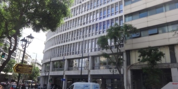 Συναγερμός στο κέντρο της Αθήνας μετά από τηλεφώνημα για βόμβα στο ΕΒΕΑ