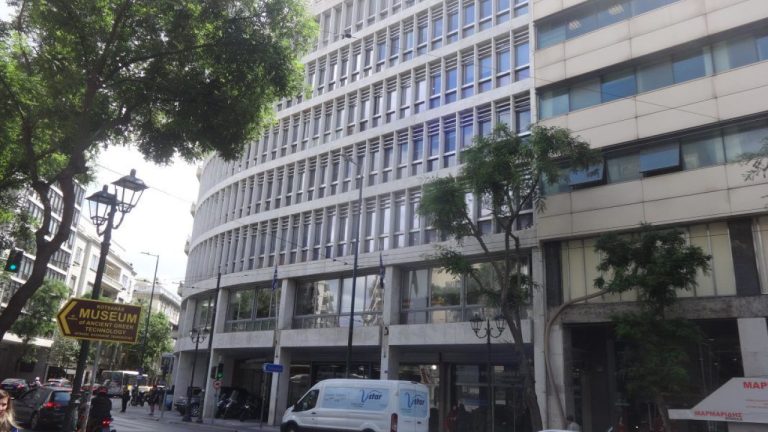 Συναγερμός στο κέντρο της Αθήνας μετά από τηλεφώνημα για βόμβα στο ΕΒΕΑ