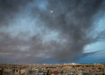 Συνεχίζεται η επιχείρηση κατάσβεσης στο εργοστάσιο ανακύκλωσης στο Ωραιόκαστρο