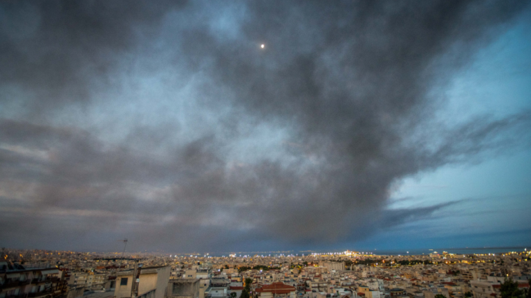 Συνεχίζεται η επιχείρηση κατάσβεσης στο εργοστάσιο ανακύκλωσης στο Ωραιόκαστρο