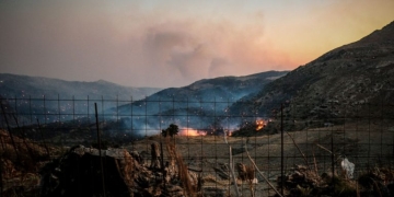 Συνεχίζεται η μάχη με τον πύρινο εφιάλτη στο Ρέθυμνο - Ανυπολόγιστες καταστροφές, αγώνας δρόμου να σωθούν περιουσίες