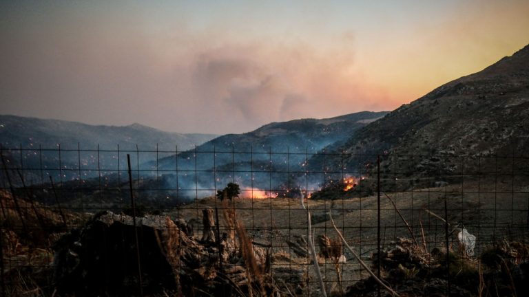 Συνεχίζεται η μάχη με τον πύρινο εφιάλτη στο Ρέθυμνο - Ανυπολόγιστες καταστροφές, αγώνας δρόμου να σωθούν περιουσίες