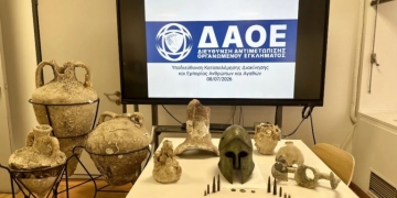 Συνελήφθη 71χρονος - Βρέθηκαν σε χώρους του αμφορείς, περικεφαλαία, αγγεία, drone και ξίφος