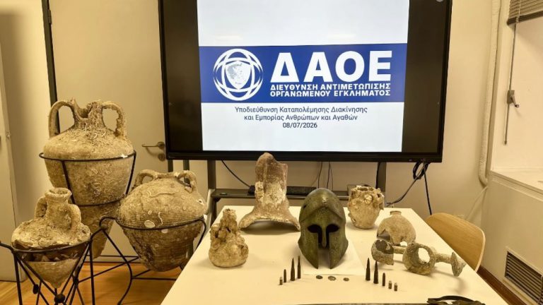 Συνελήφθη 71χρονος - Βρέθηκαν σε χώρους του αμφορείς, περικεφαλαία, αγγεία, drone και ξίφος