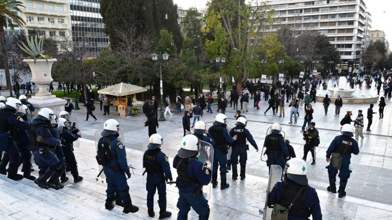 Ταυτοποιήθηκε η δράση 2 ομάδων που είχαν μολότοφ και εκρηκτικά στη συγκέντρωση για τα Τέμπη - 2 συλλήψεις
