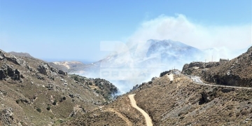 Τεράστια “μάχη” κόντρα σε φωτιά και ισχυρούς ανέμους στο μέτωπο Ασώματος – Κεραμές: Απεγκλωβίστηκαν 50 άτομα από την Πρέβελη