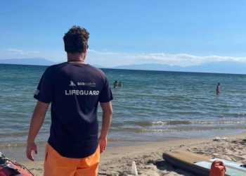 Θεσσαλονίκη: Ναυαγοσώστες επανέφεραν γυναίκα που ανασύρθηκε χωρίς τις αισθήσεις της