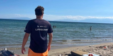 Θεσσαλονίκη: Ναυαγοσώστες επανέφεραν γυναίκα που ανασύρθηκε χωρίς τις αισθήσεις της