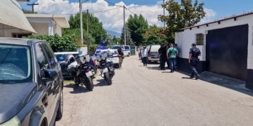 Θρίλερ με το διπλό φονικό στο Αίγιο - Η μητέρα φέρεται να σκότωσε τον γιο της