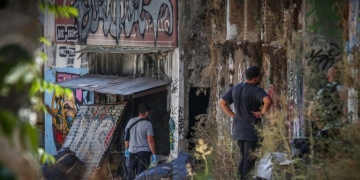Θρίλερ στην Κυψέλη: Το μυστήριο με τη σορό γυναίκας σε βαλίτσα - Πού στρέφονται οι έρευνες