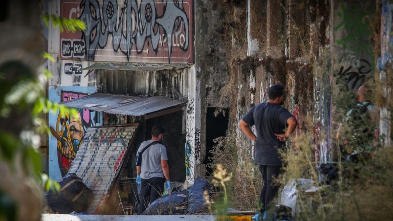 Θρίλερ στην Κυψέλη: Το μυστήριο με τη σορό γυναίκας σε βαλίτσα - Πού στρέφονται οι έρευνες