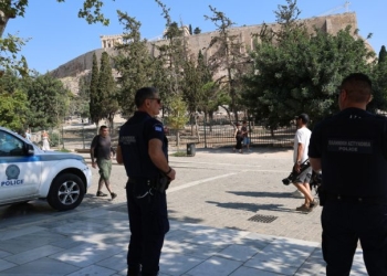 «Την είδαμε κάτω»: Δραματικές μαρτυρίες για τη στιγμή της επίθεσης με μαχαίρι στην Ακρόπολη
