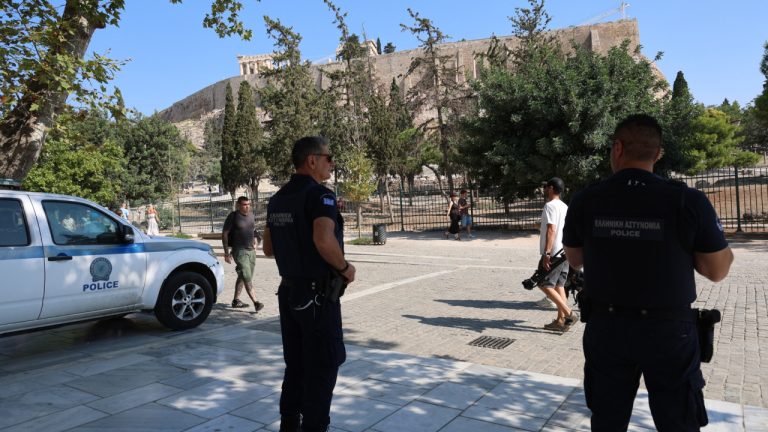 «Την είδαμε κάτω»: Δραματικές μαρτυρίες για τη στιγμή της επίθεσης με μαχαίρι στην Ακρόπολη