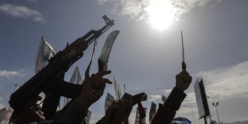 Το Ιράν ζήτησε από τους Χούθι να είναι έτοιμοι να κλείσουν την Ερυθρά Θάλασσα