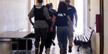 Το Συμβούλιο Πλημμελειοδικών αποφασίζει εάν θα προφυλακιστεί ο 41χρονος για το φονικό στη Σύρο