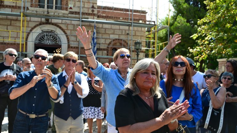 Το τελευταίο «αντίο» στη Μαίρη Λίντα - Οργή Κακλαμάνη για τους «απόντες»: «Κρίμα»